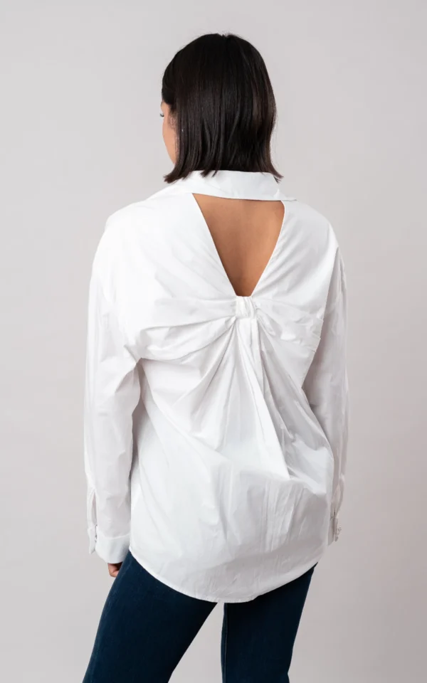 blusa blanca escote en la espalda - Imagen 2